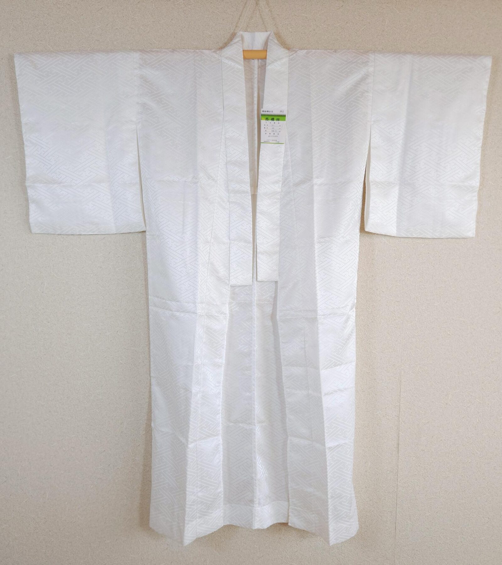 Nagajuban in white Sayagata-patterned brocade