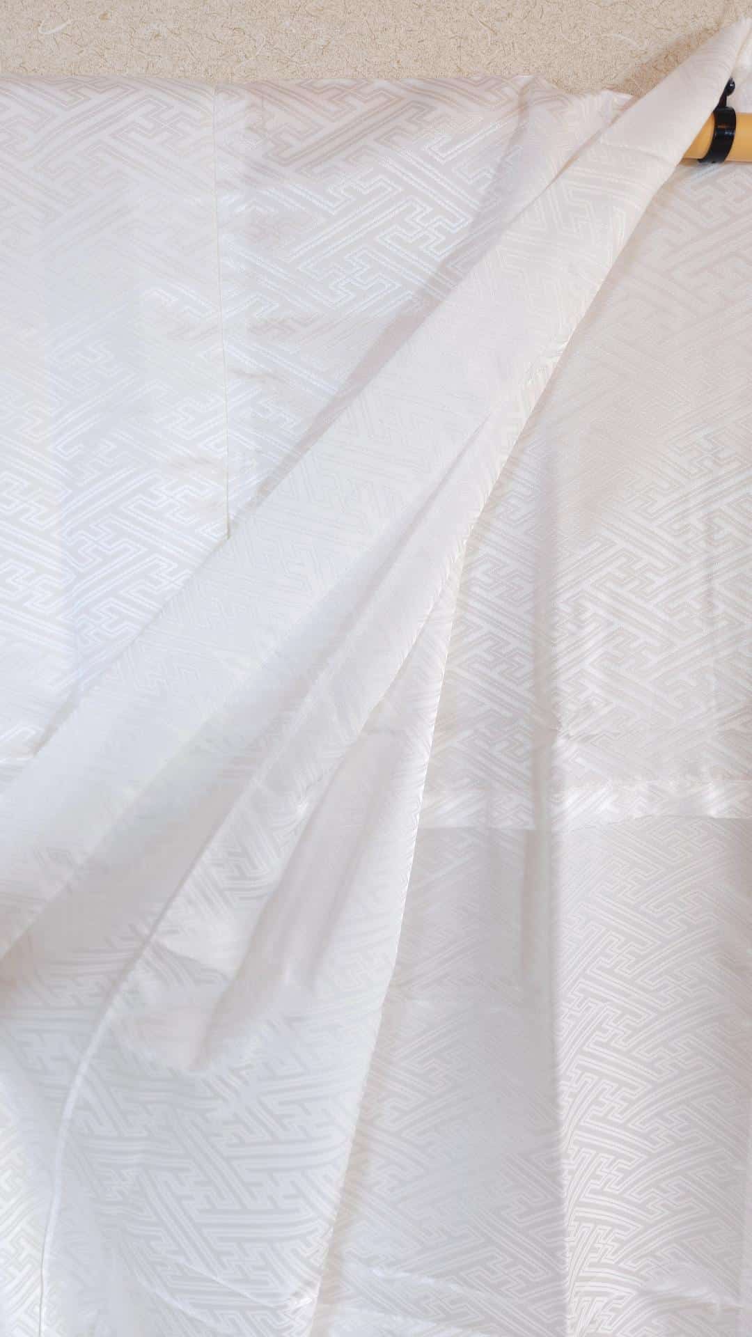 Nagajuban in white Sayagata-patterned brocade
