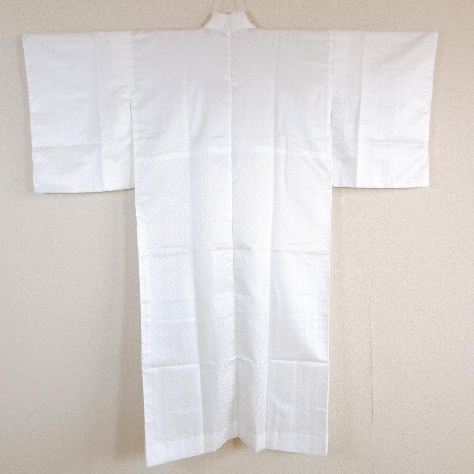 Nagajuban in white Sayagata-patterned brocade