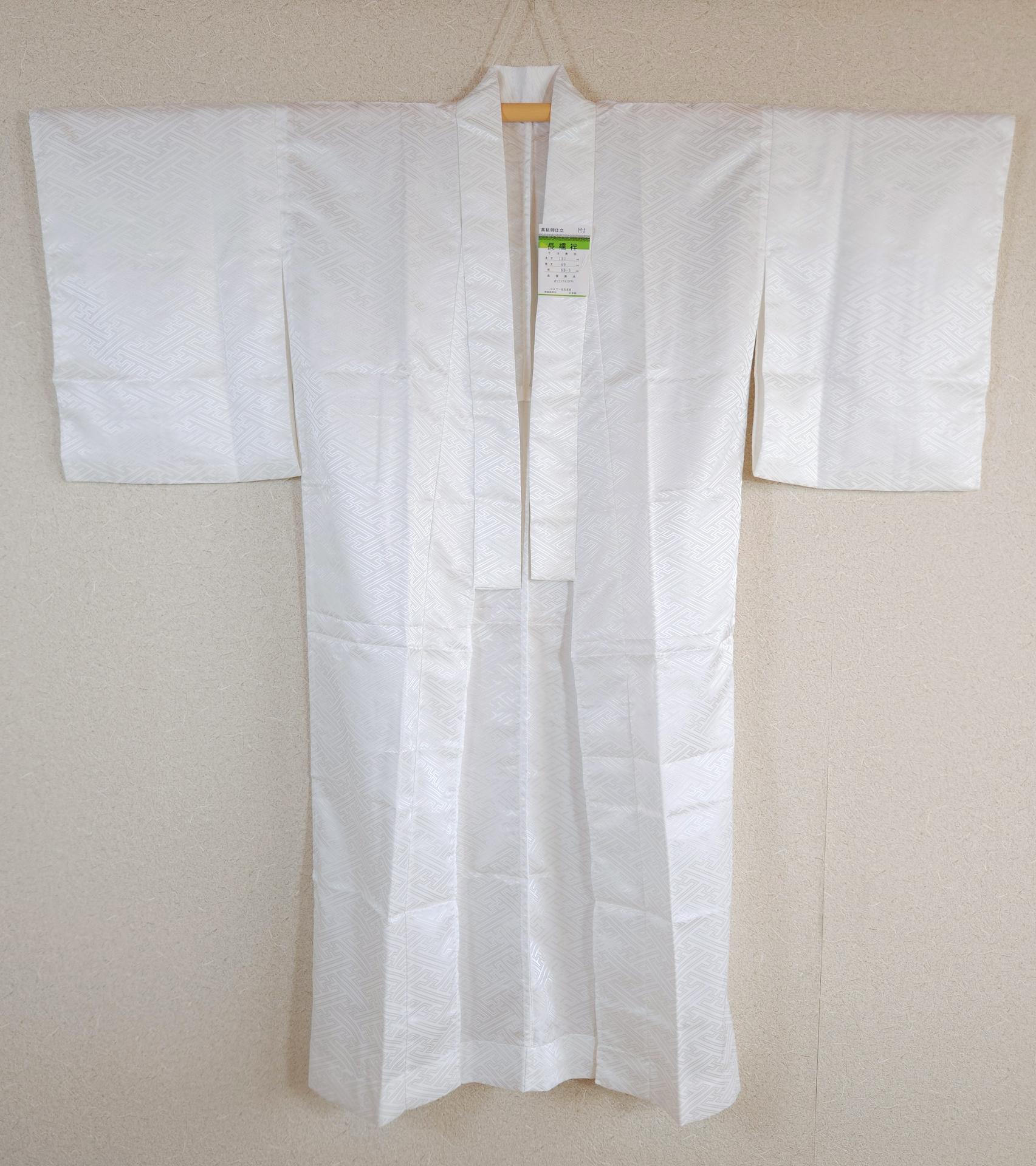 Nagajuban in white Sayagata-patterned brocade