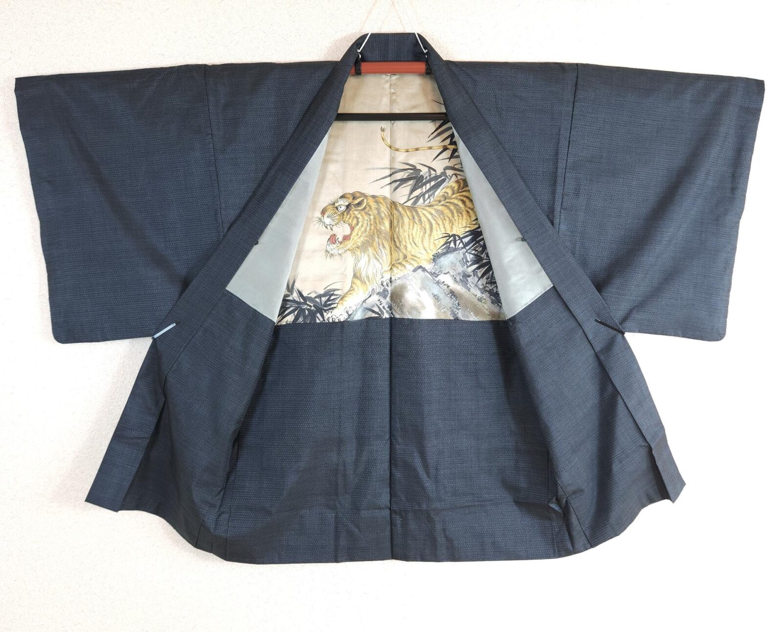 Navy blue men's haori with tiger lining