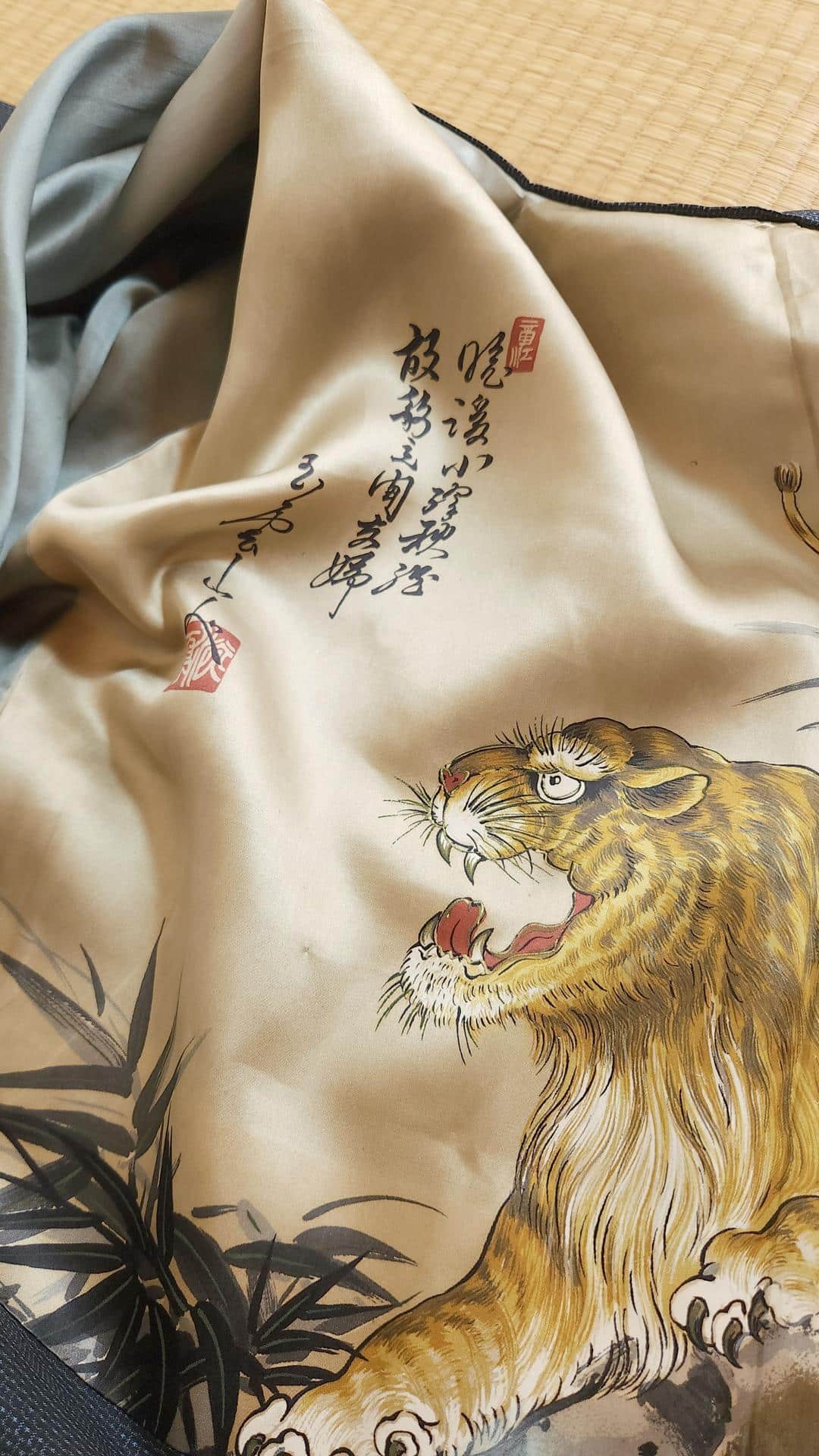 Navy blue men's haori with tiger lining