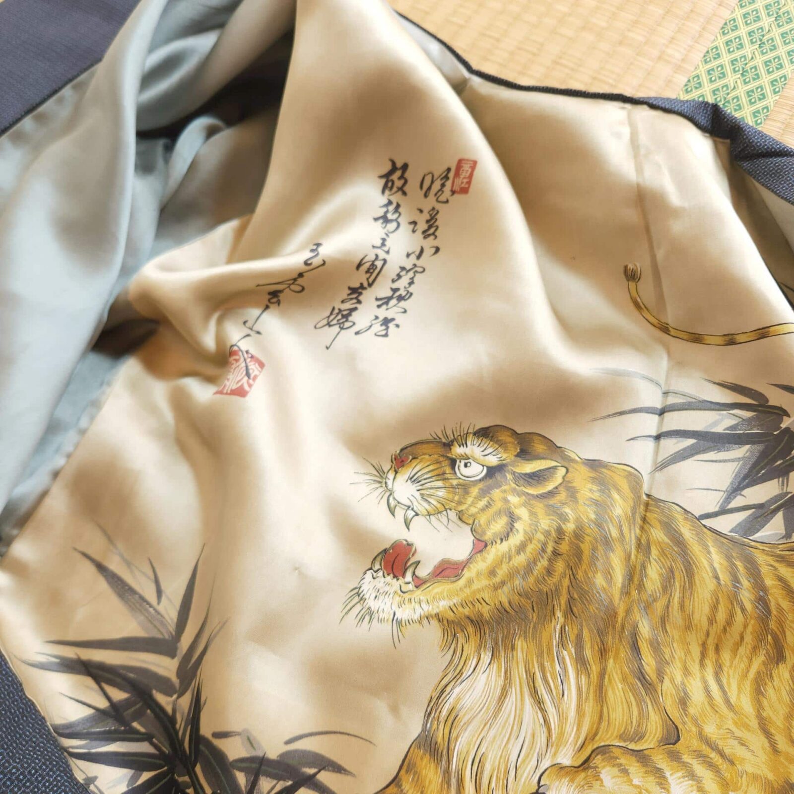 Navy blue men's haori with tiger lining