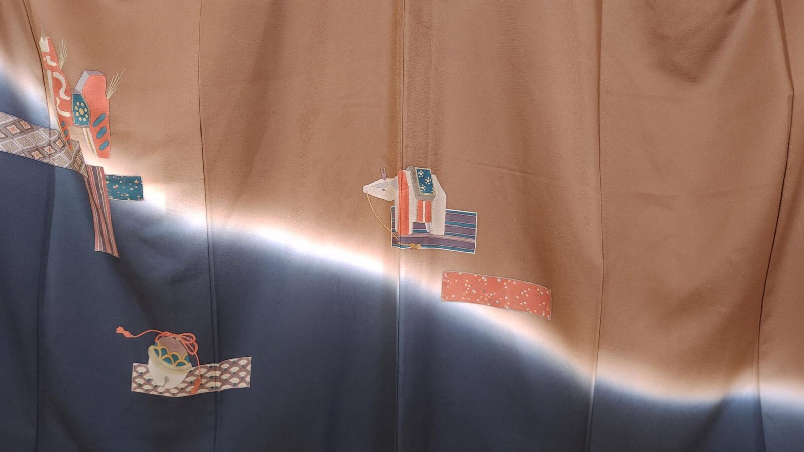 Brown Hōmongi with stylized animal motifs