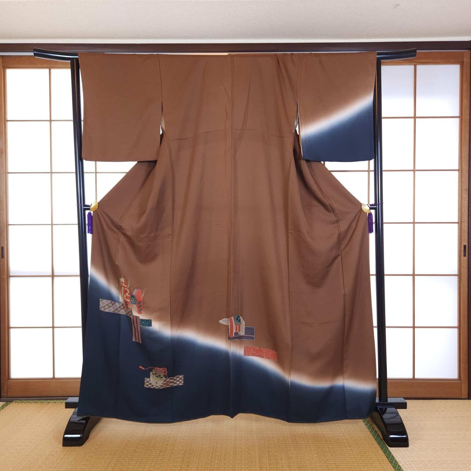 Brown Hōmongi with stylized animal motifs