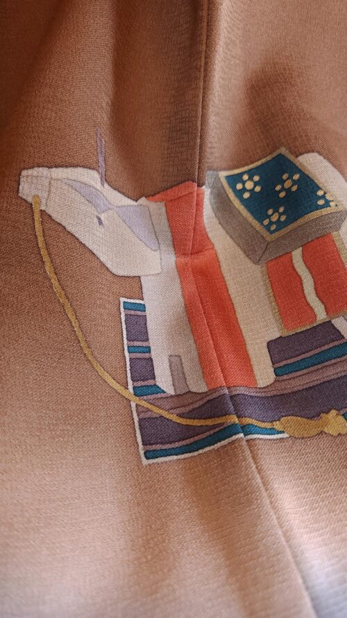 Brown Hōmongi with stylized animal motifs