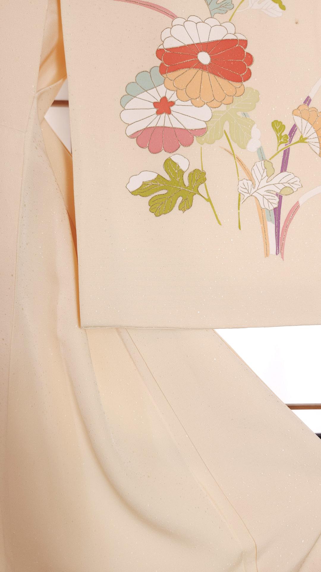 Cream Houmongi pastel chrysanthemums and golden accents