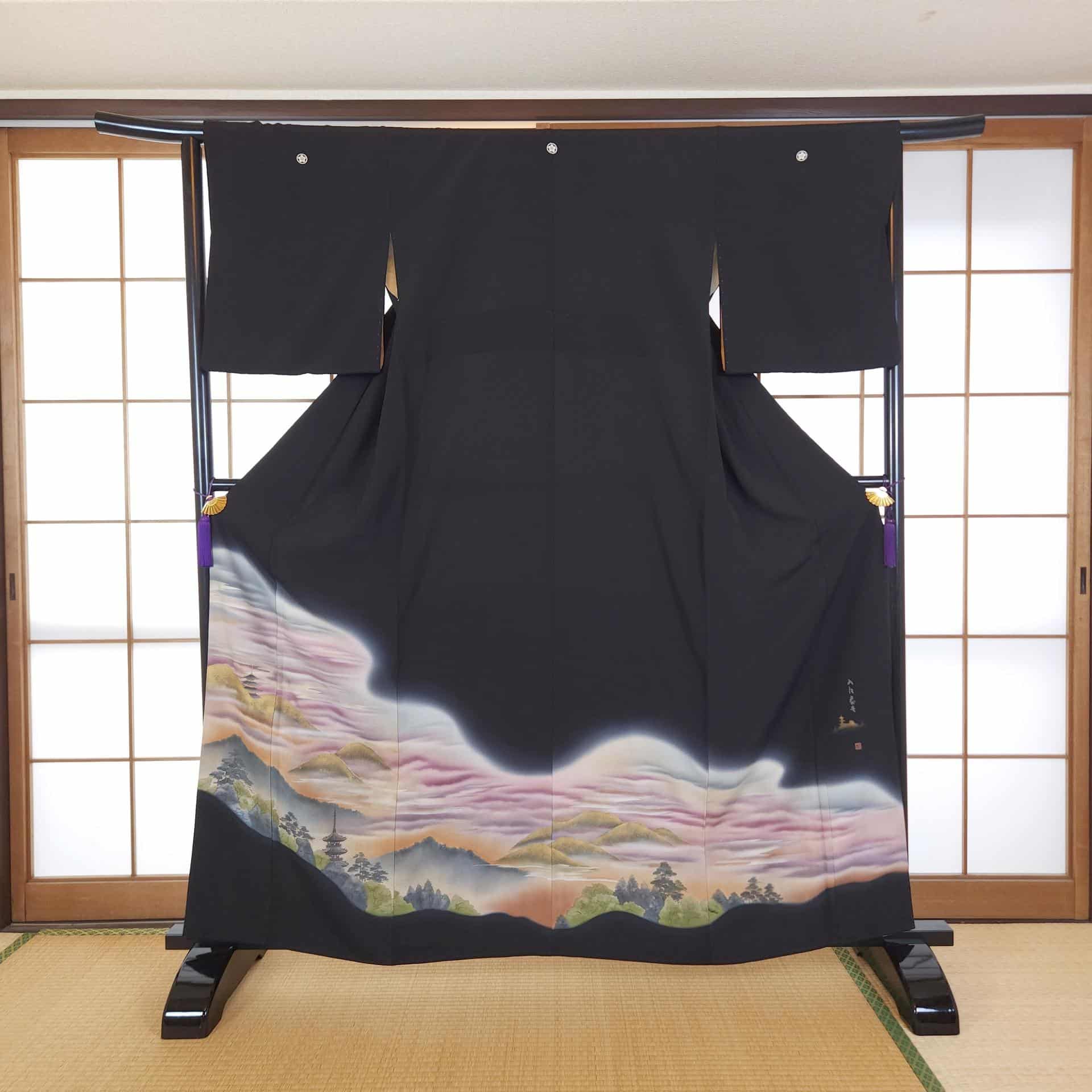 Kuro Tomesode Yuzen with golden mountains