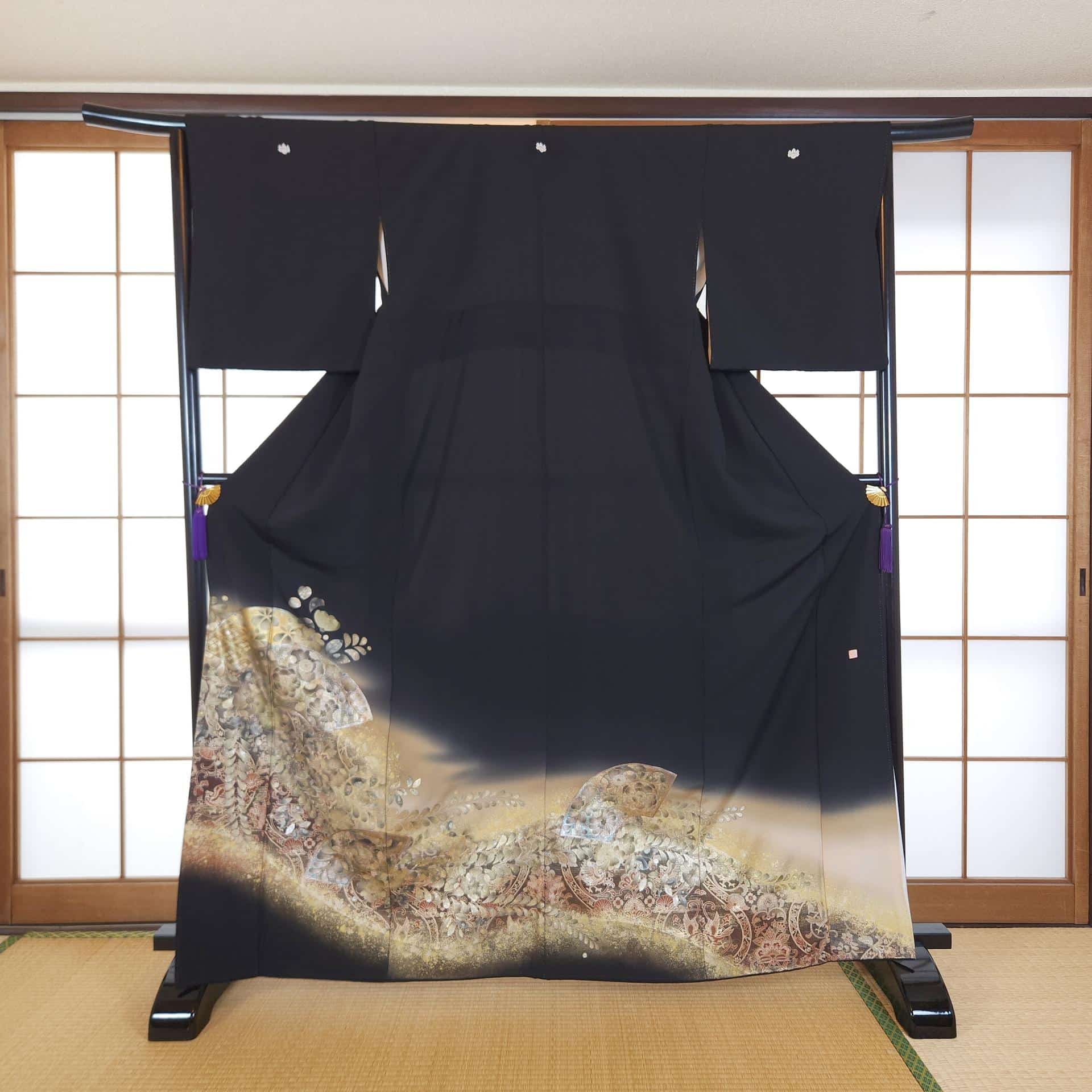 Kuro Tomesode with golden and iridescent fans