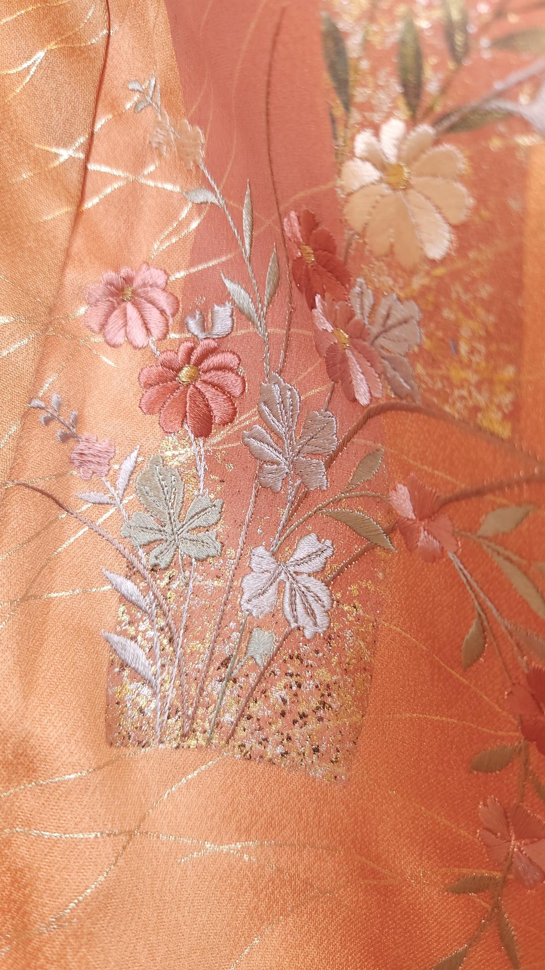 Salmon Houmongi with embroidered and gilded flowers