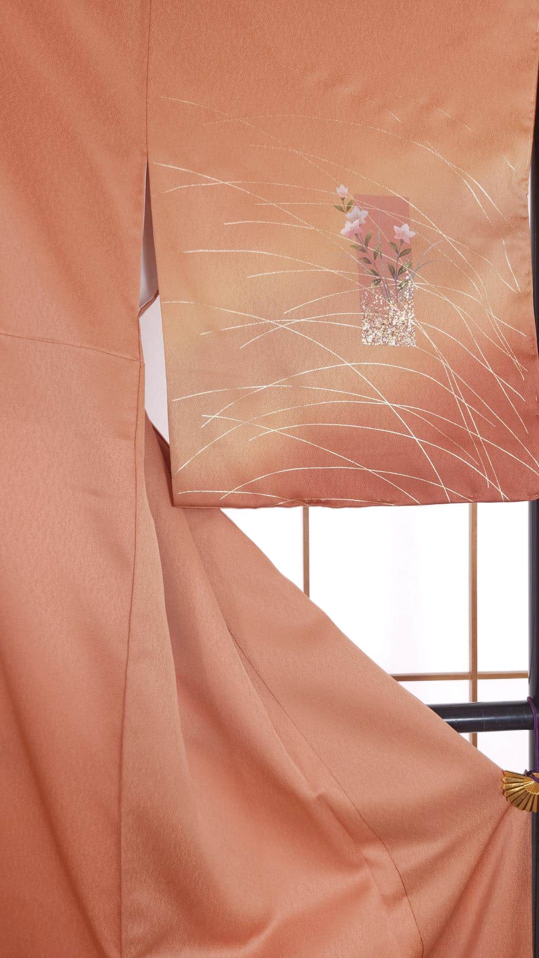Salmon Houmongi with embroidered and gilded flowers