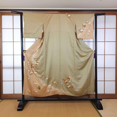 Green Houmongi with floral Yukiwa motifs