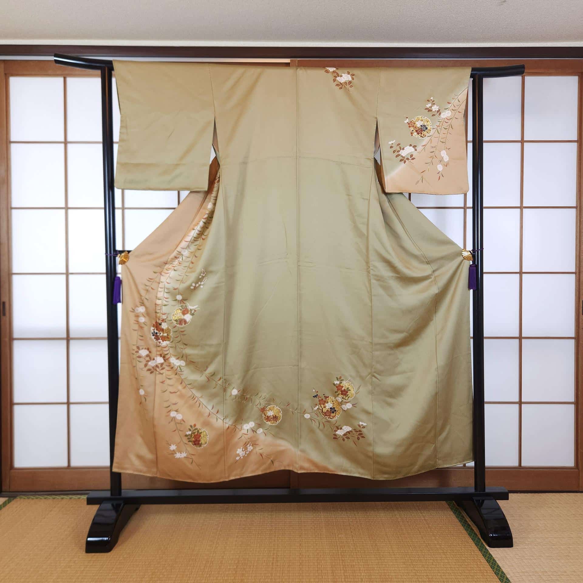 Green Houmongi with floral Yukiwa motifs