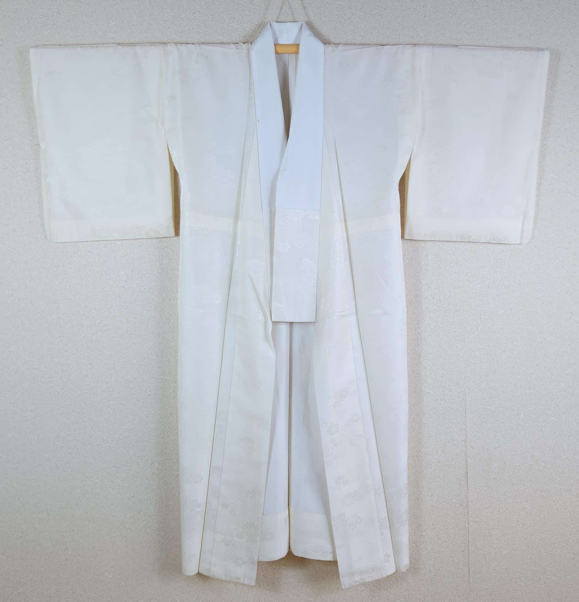 Ivory Nagajuban with floral patterns