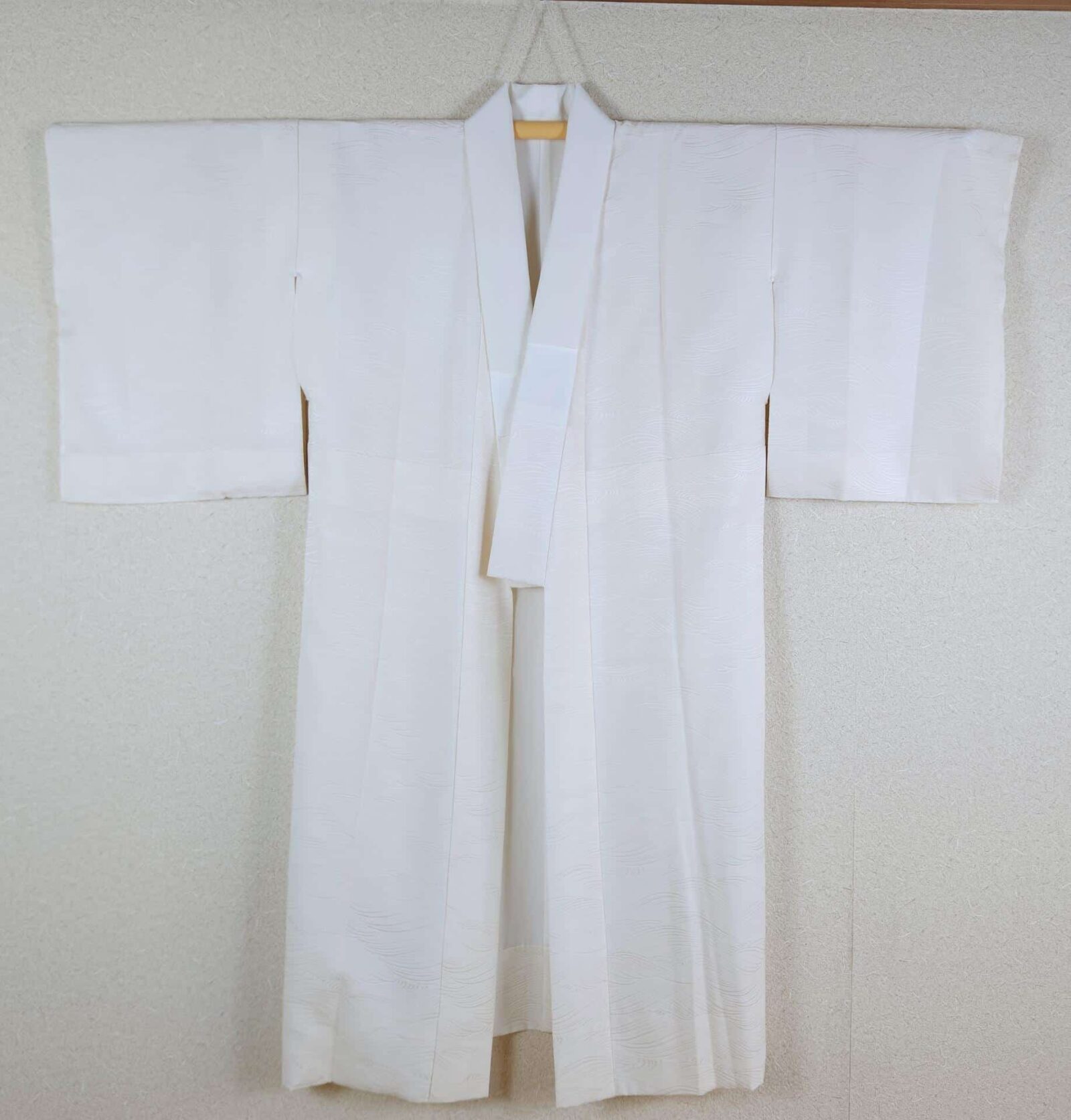 Ivory Nagajuban with wave pattern