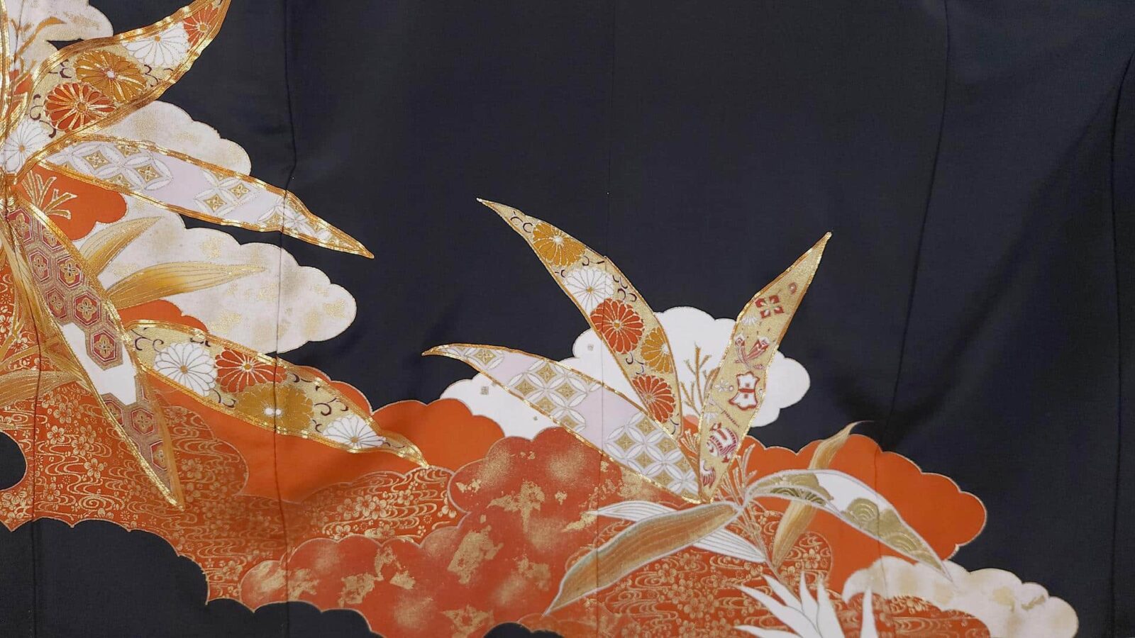 Kuro Tomesode with golden motifs