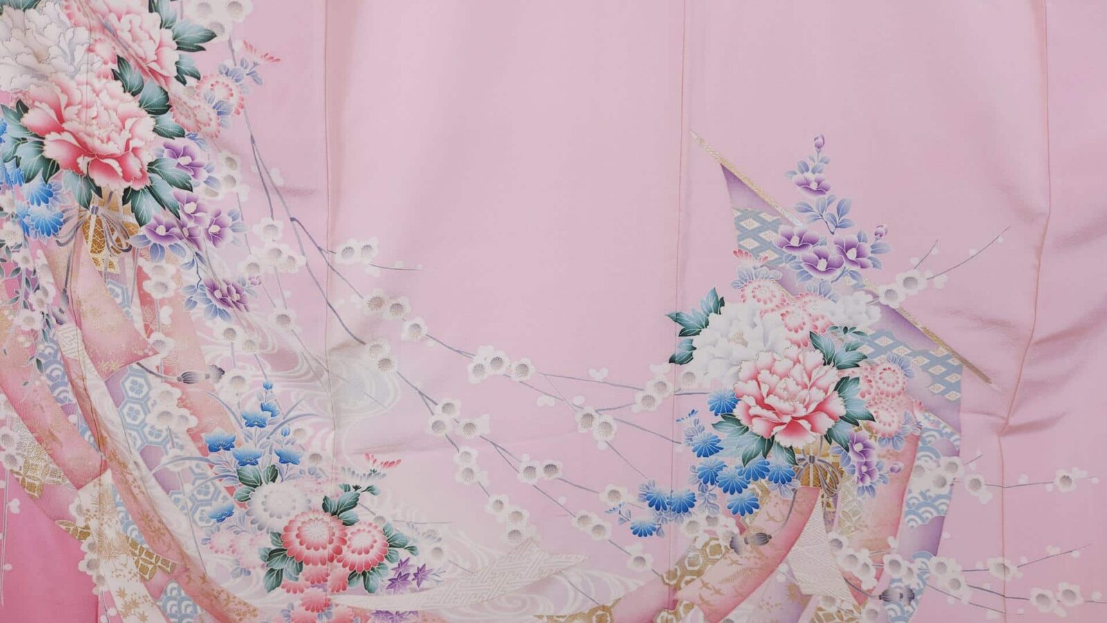 Light pink gradient Ō-Furisode with Yuzen motifs