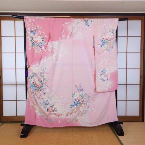Light pink gradient Ō-Furisode with Yuzen motifs