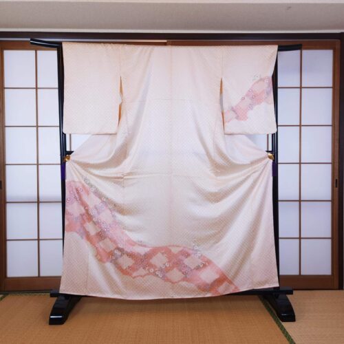 Powder-pink Houmongi with Shibori and floral motifs