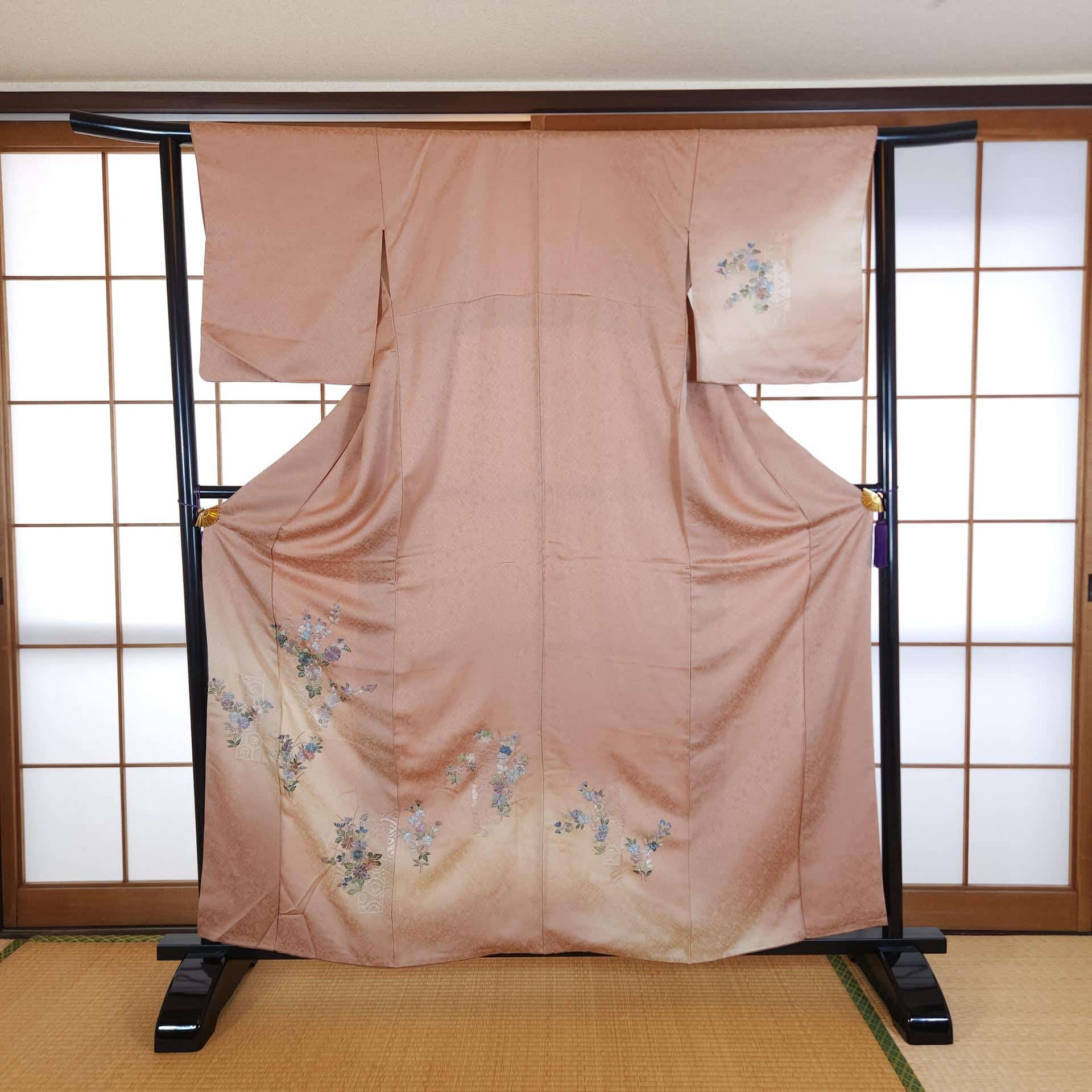 Kimono Houmongi en brocart avec fleurs brodées