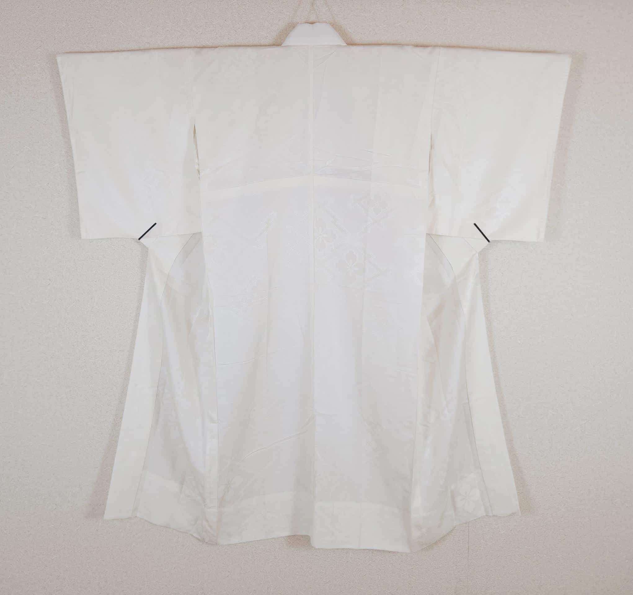 Ivory Nagajuban with Hanabishi motifs