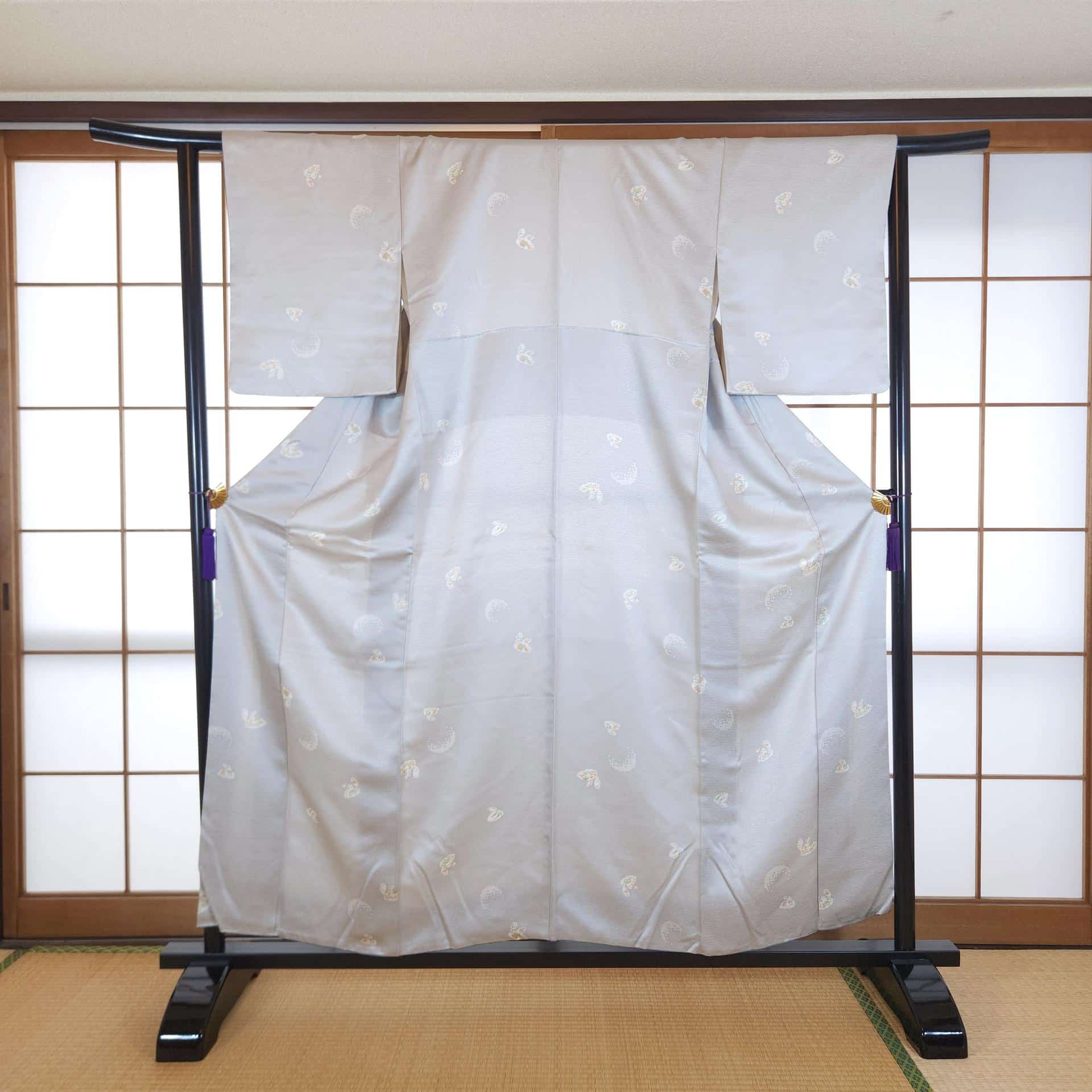 Kimono Komon gris nacré motifs lapins