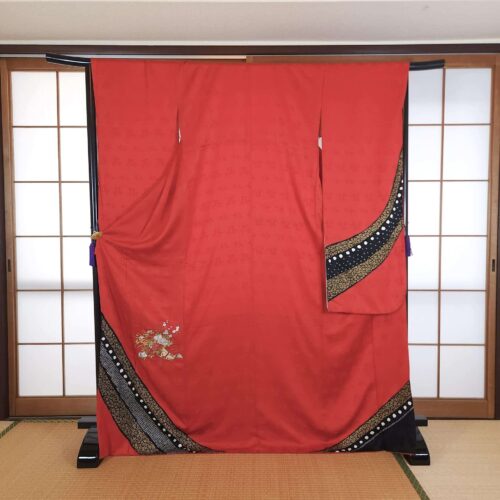 Ō-Furisode red brocade with embroidered flowers