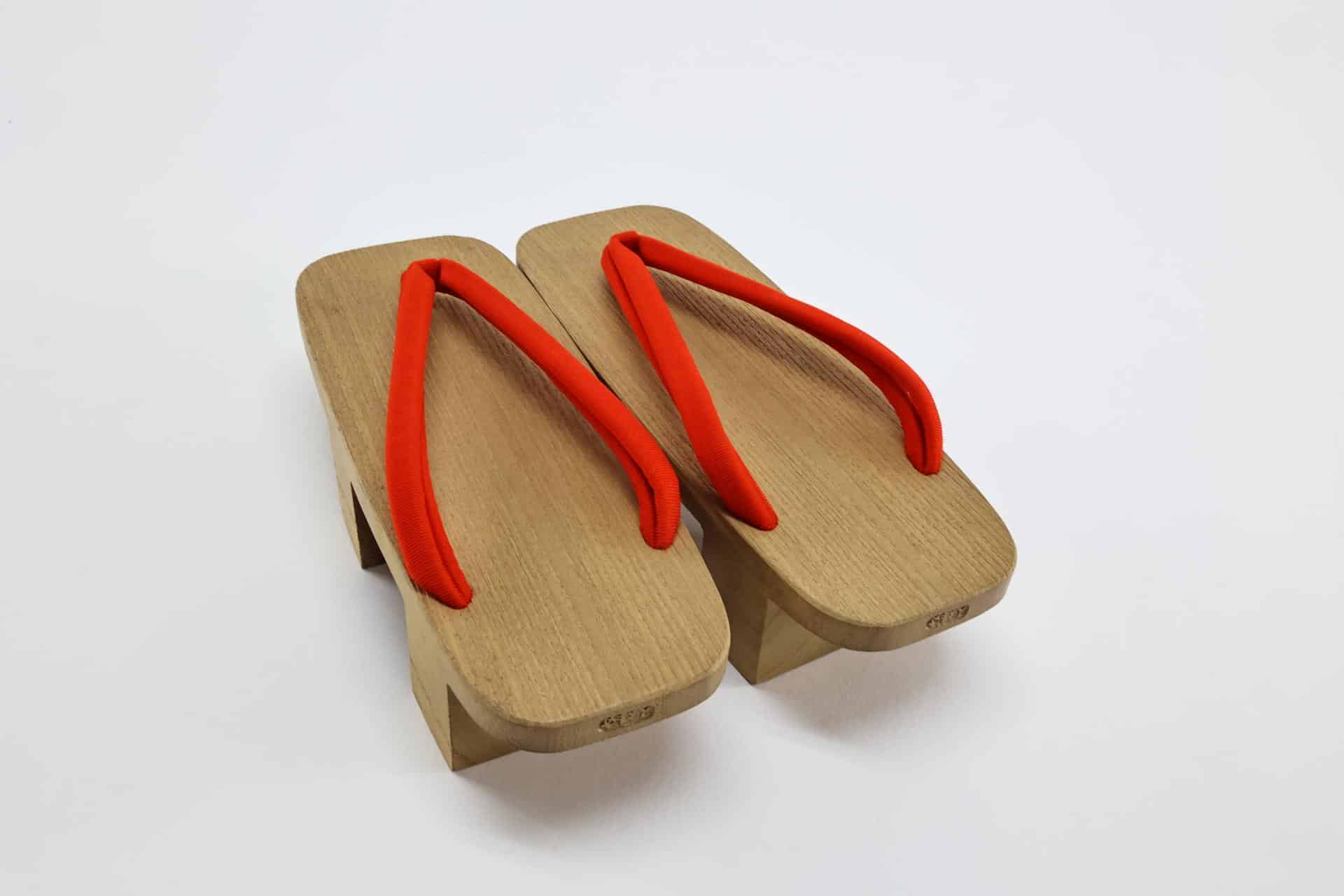 Geta japonais en bois lanières rouges éclatant