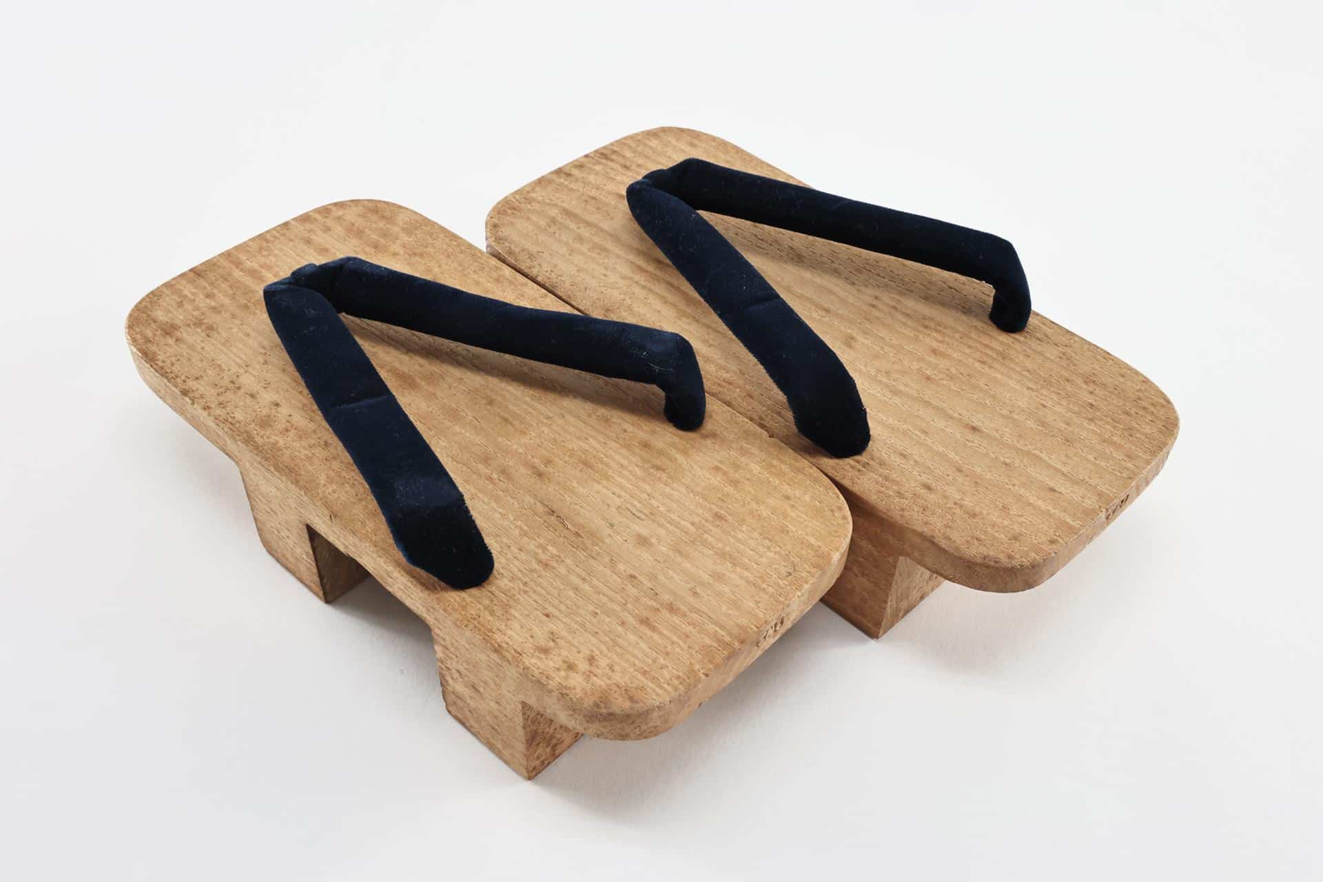 Men’s wooden geta sandals