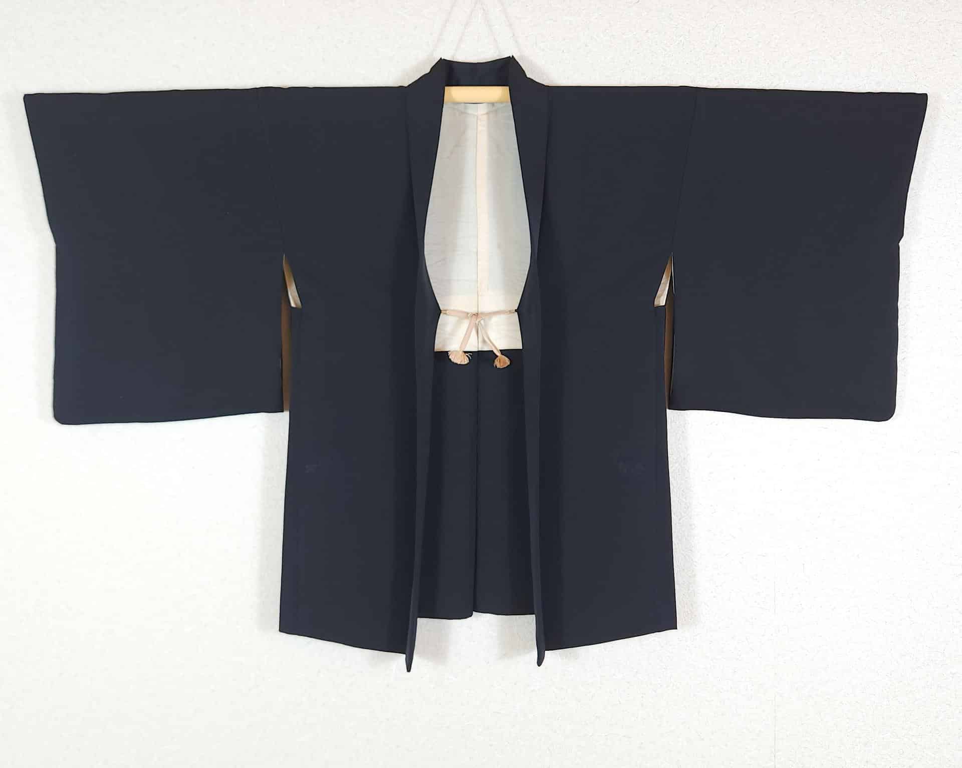 Haori noir élégant broderies florales discrètes