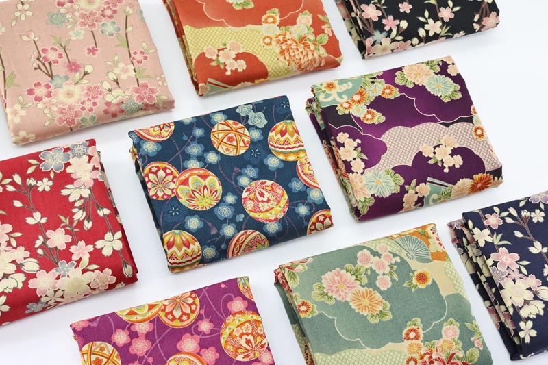 Collection de tissus coton japonais aux motifs floraux traditionnels – sakura, temari et chrysanthèmes, en coloris rouge, rose, marine, violet et vert sauge