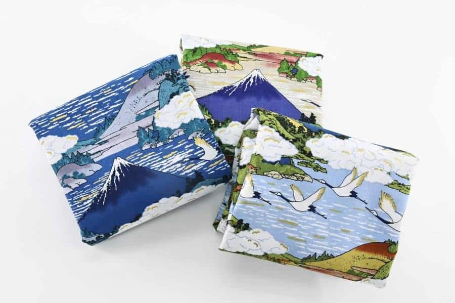 Trois coupons de tissu coton japonais aux motifs inspirés de l'ukiyo-e avec le Mont Fuji et des grues en vol, tons bleus et verts
