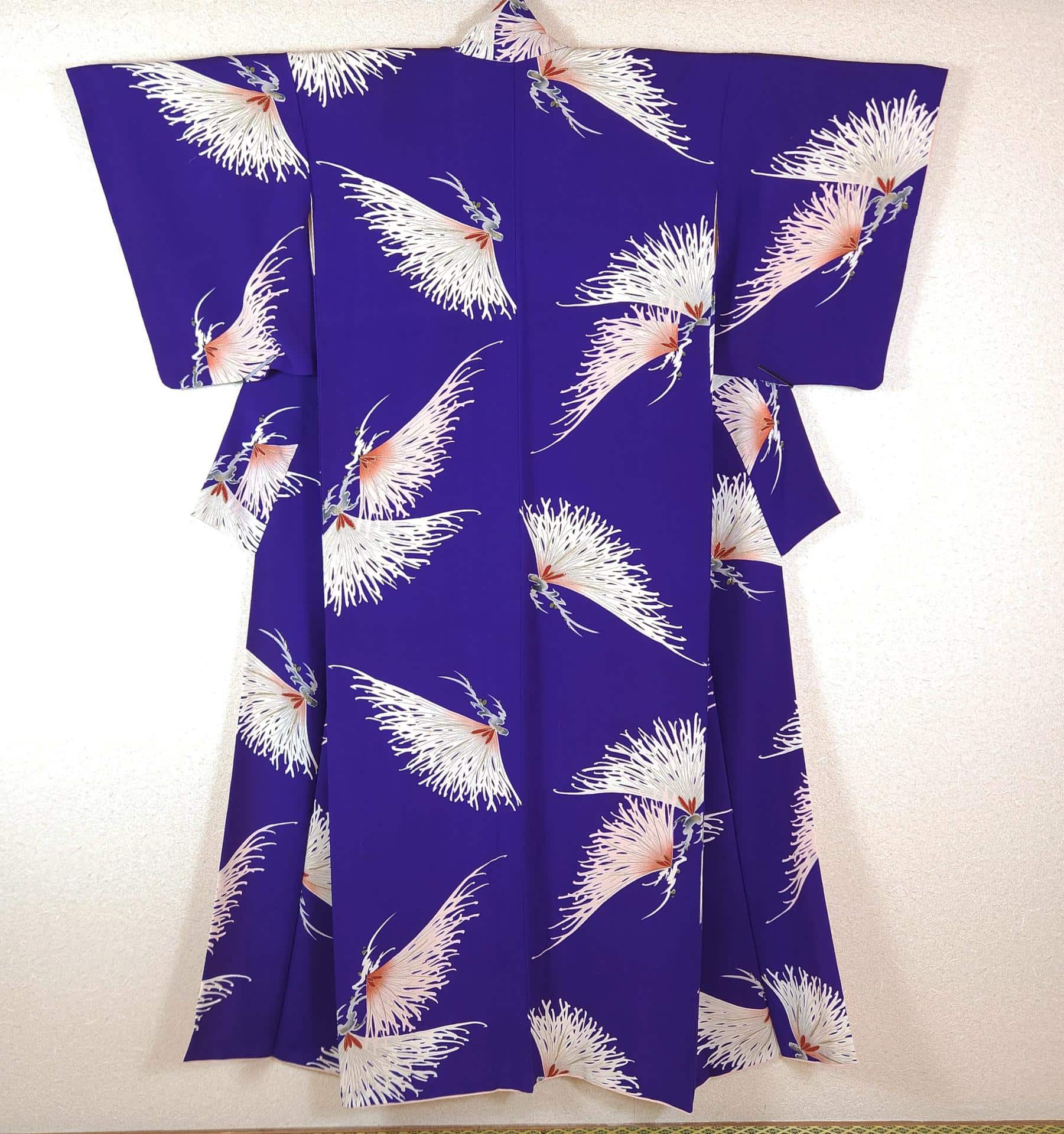 Kimono Komon violet à feuilles stylisées