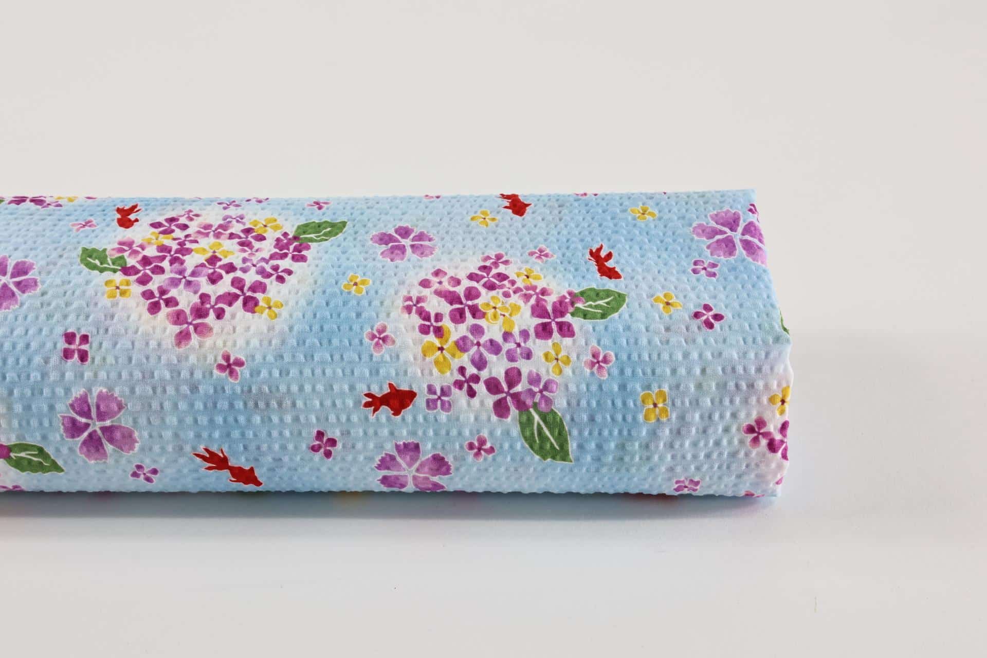 Tissu Japonais seersucker poissons rouges fond bleu clair