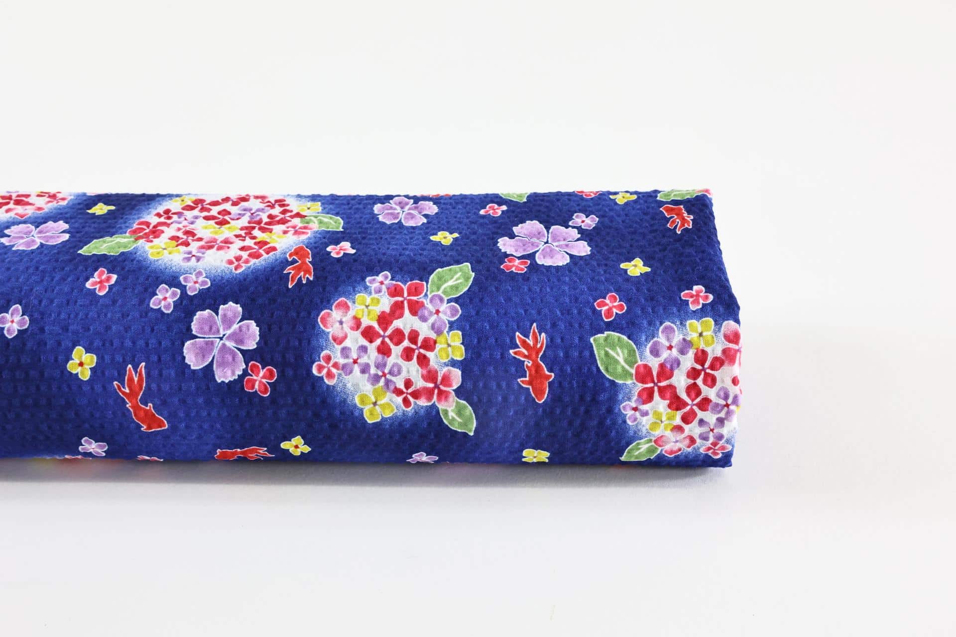 Tissu Japonais seersucker poissons rouges fond bleu marine