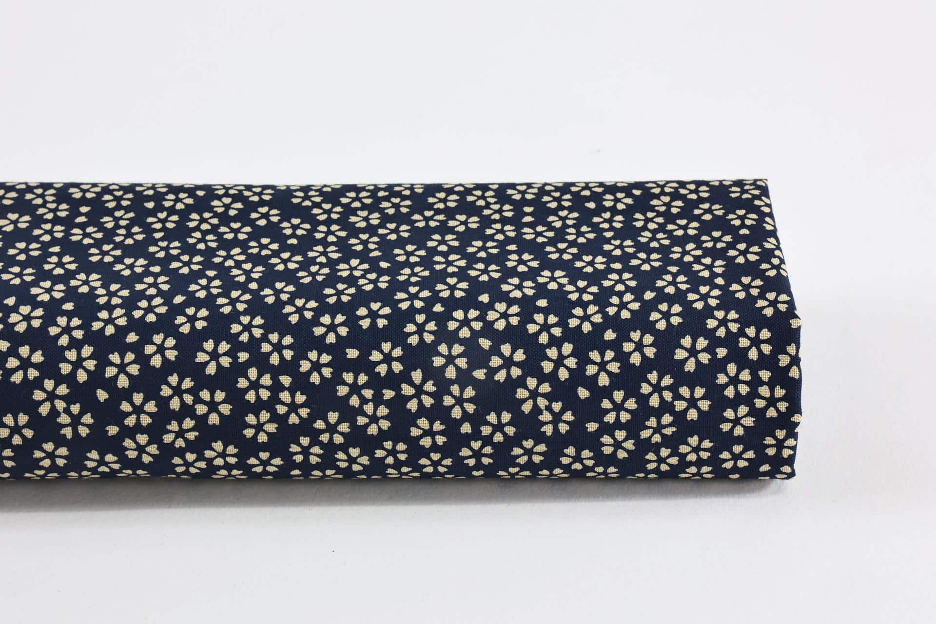 Tissu Sevenberry Sakura écru fond bleu marine 1M