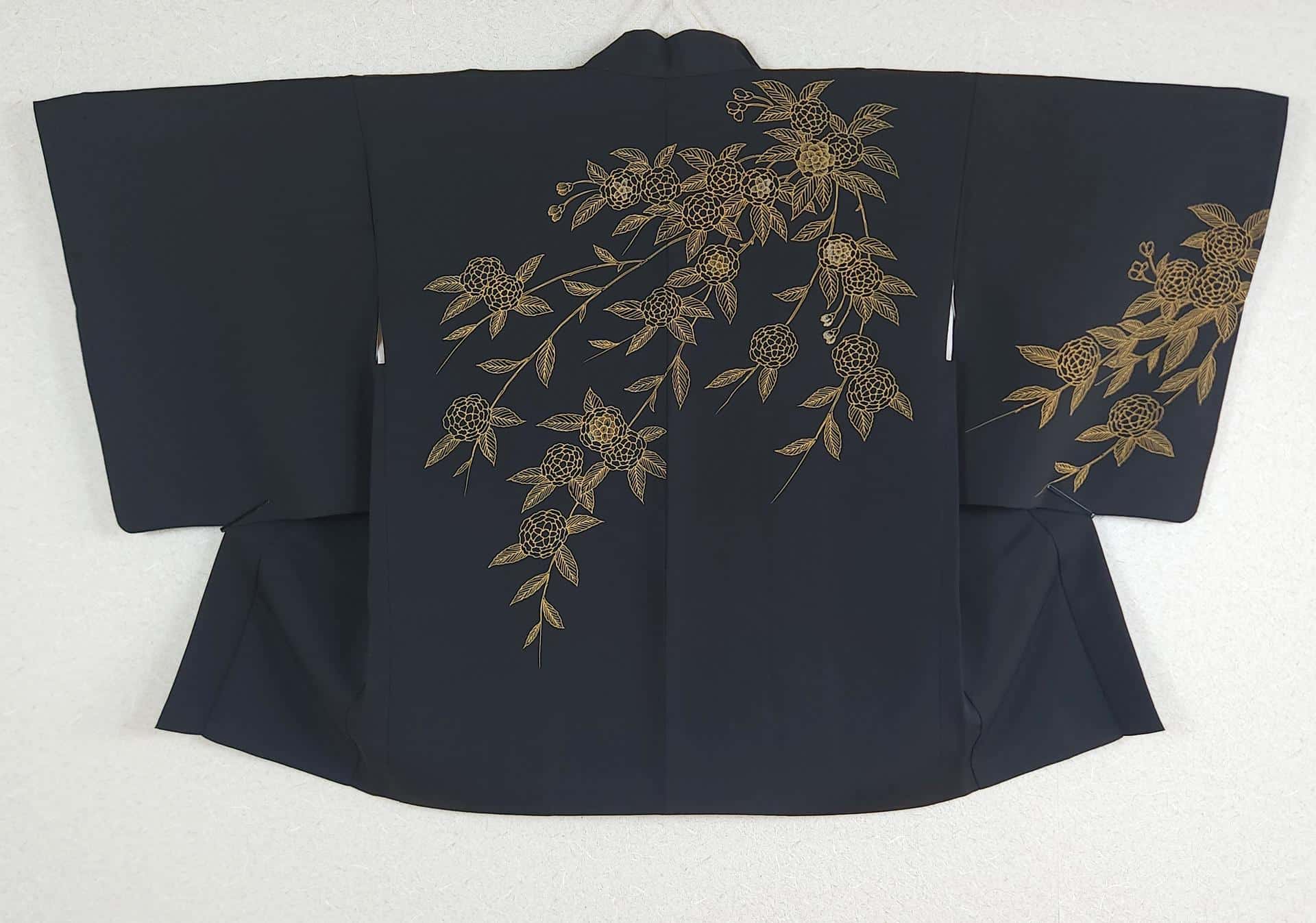 Haori noir décoré branches fleurs jaunes