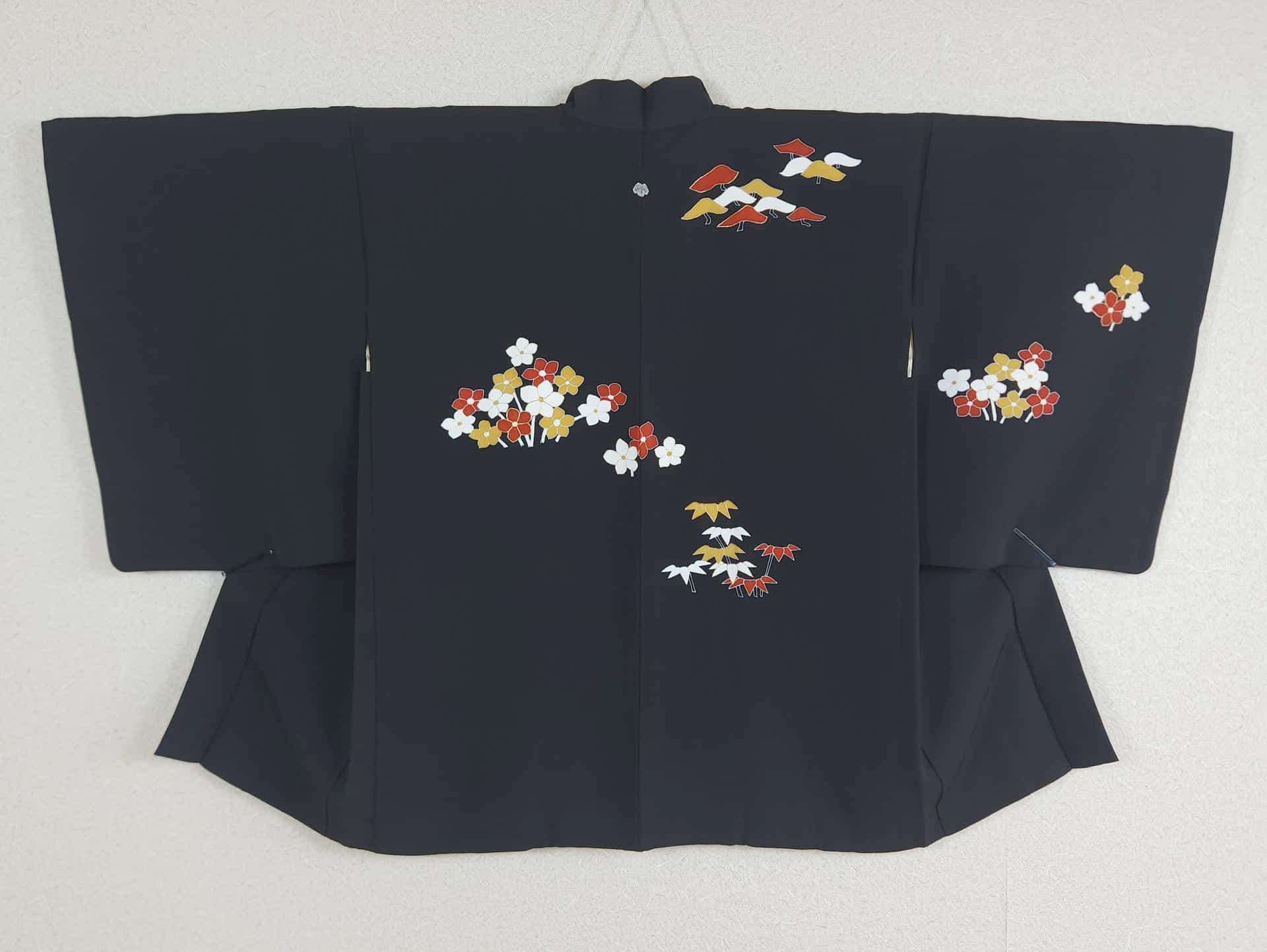 Haori noir fleurs rouges jaunes et blanches