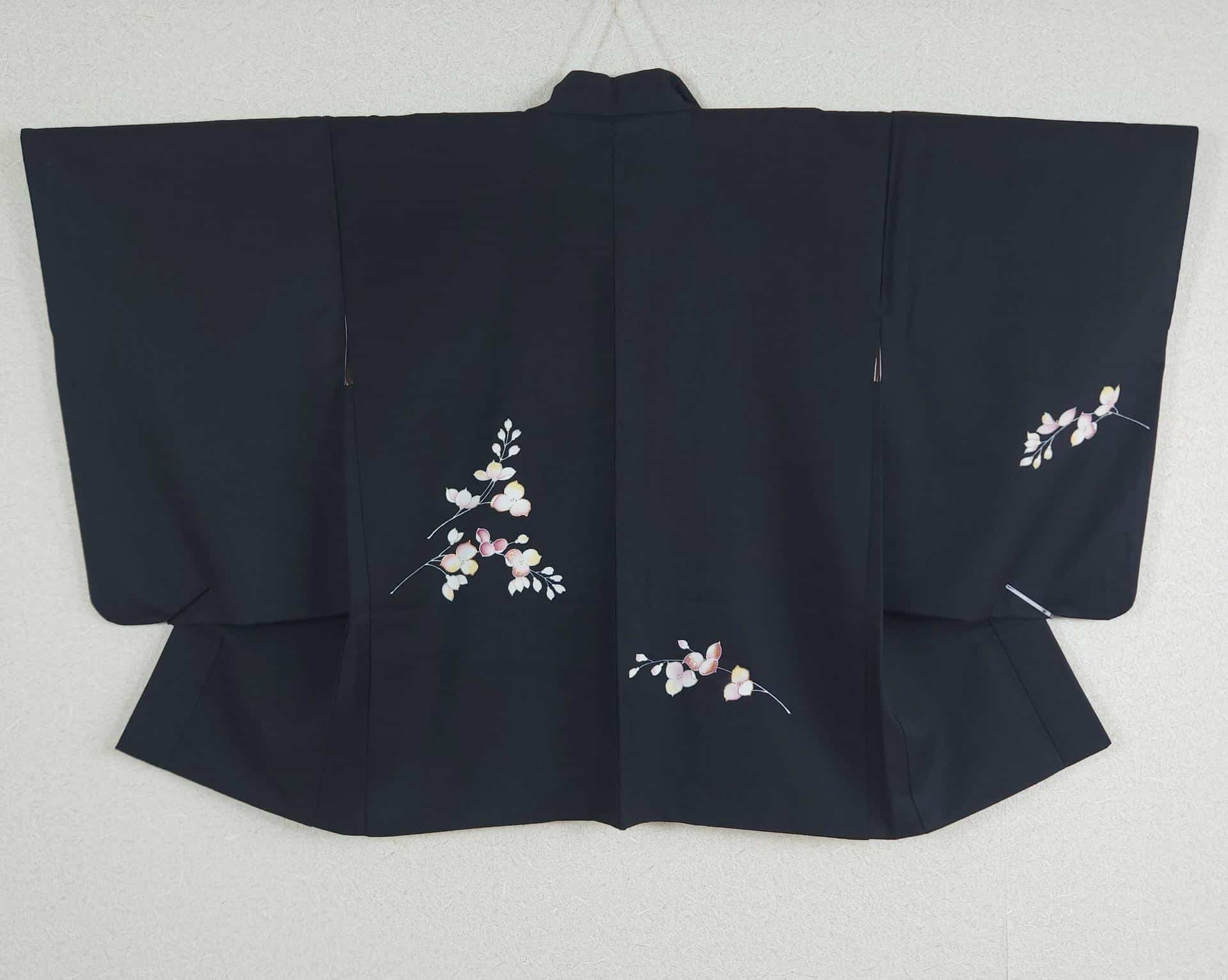 Haori noir fleurs blanches rose clair