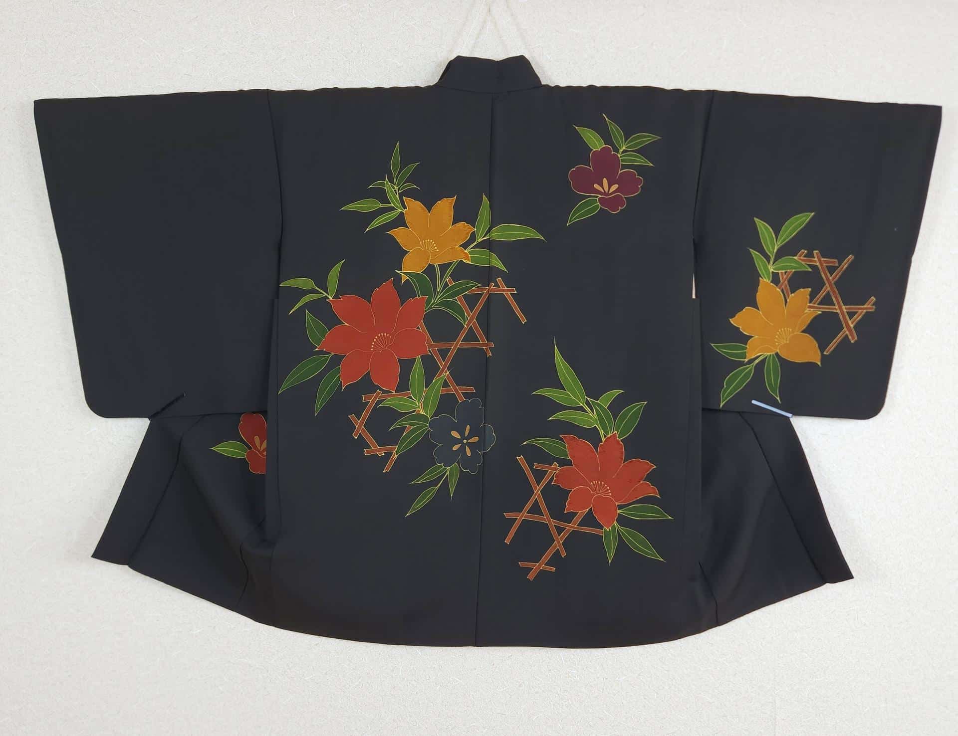 Haori Japonais noir fleurs rouges jaunes