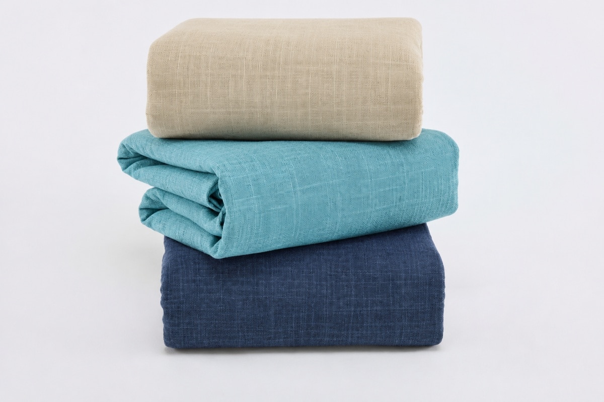 Cotons japonais unis teints à la main, bleu indigo au premier plan, pour le sashiko.