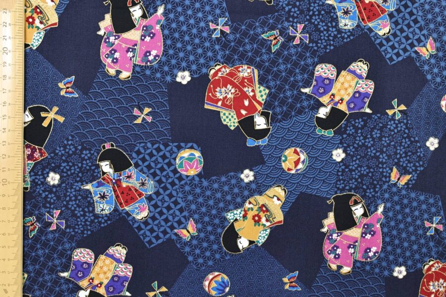 Tissu japonais enfants en kimono façon kokeshi sur fond bleu marine à motifs géométriques