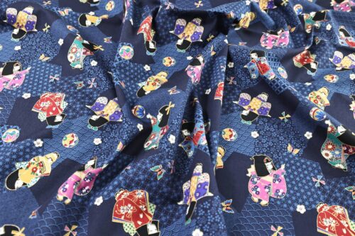Tissu japonais enfants en kimono façon kokeshi sur fond bleu marine à motifs géométriques