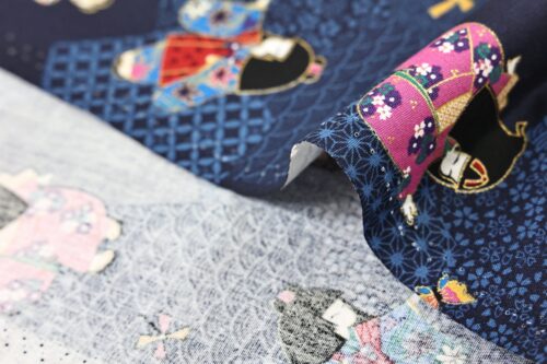 Tissu japonais enfants en kimono façon kokeshi sur fond bleu marine à motifs géométriques