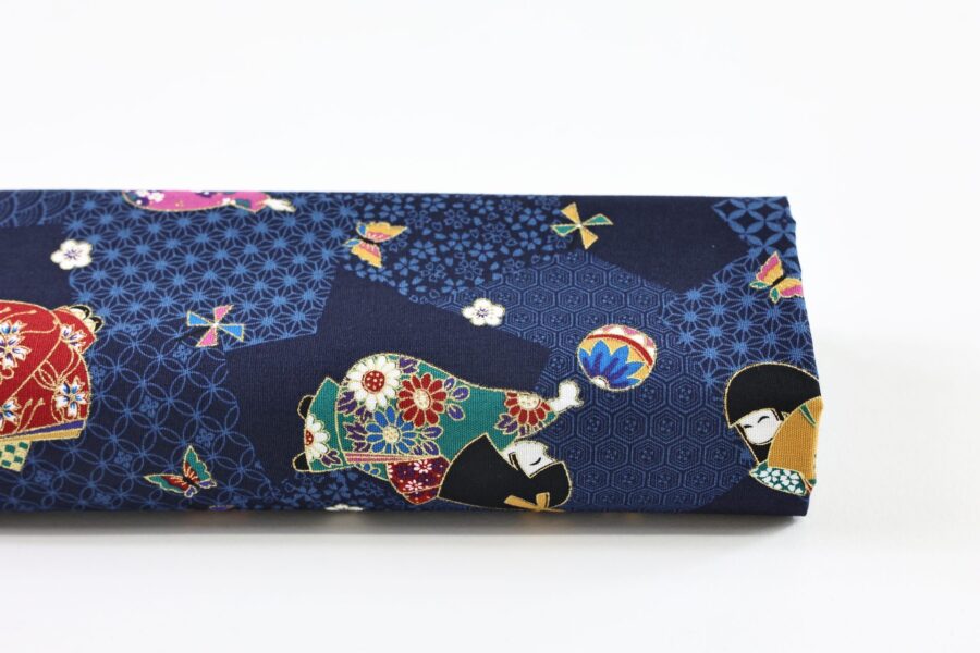 Tissu japonais enfants en kimono façon kokeshi sur fond bleu marine à motifs géométriques