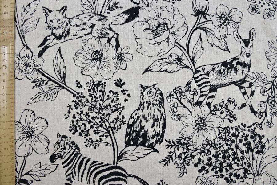 Tissu japonais Echino animaux de la savane à l’encre noire sur fond écru, à plat avec règle