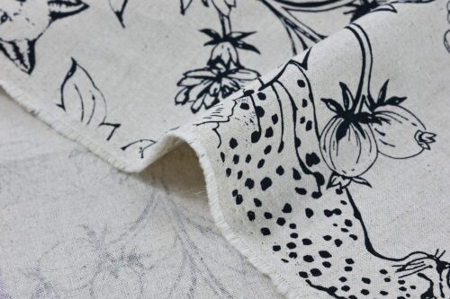 Tissu japonais Echino animaux de la savane à l’encre noire sur fond écru, pli avec verso