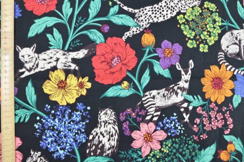 Tissu japonais Echino animaux de la savane et fleurs multicolores sur fond noir, à plat avec règle