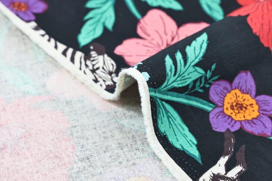 Tissu japonais Echino animaux de la savane et fleurs multicolores sur fond noir, pli avec verso