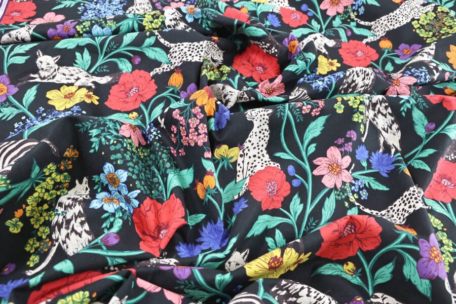 Tissu japonais Echino animaux de la savane et fleurs multicolores sur fond noir, froissé à plat